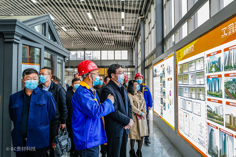 施波：貴州省工商聯(lián)副主席   徐紅：貴陽(yáng)市委常委、市委統(tǒng)戰(zhàn)部部長(zhǎng)